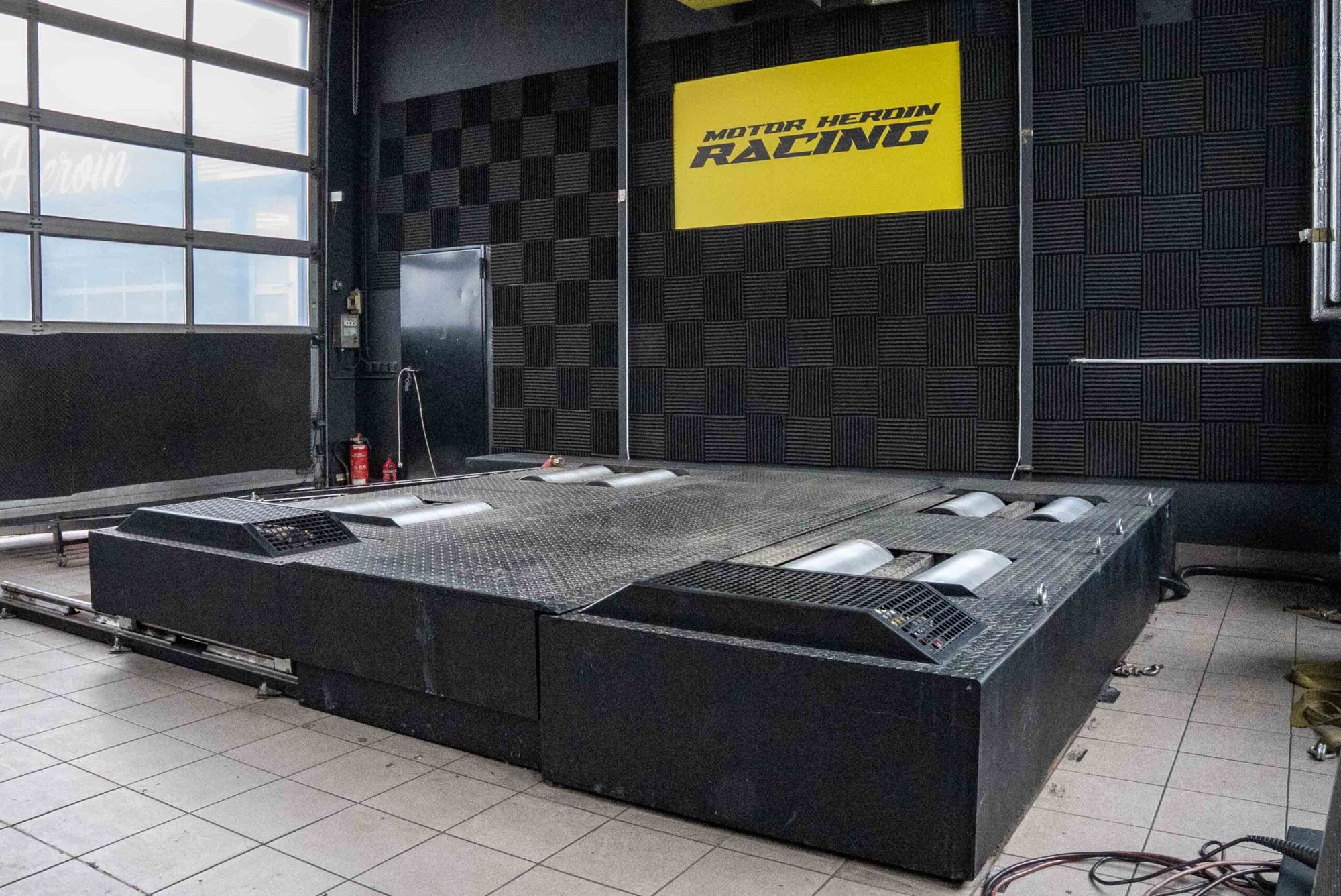 Leerer 4x4-Allrad-Leistungsprüfstand