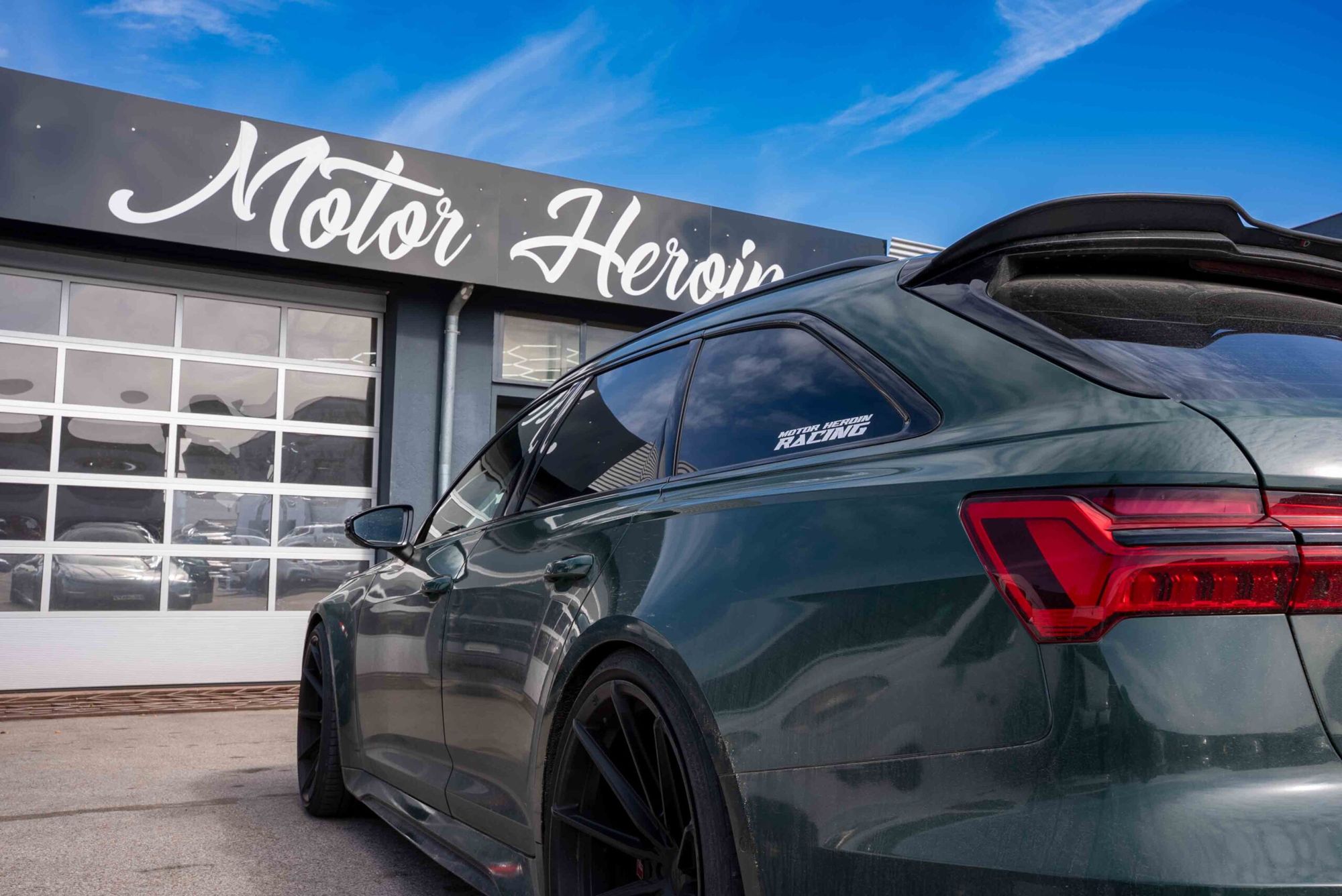 Audi RS6 Avant vor dem Werkstattgebäude